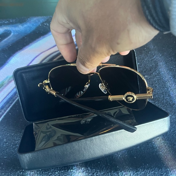 Versace brand new sunglasses 53 MM! Beautifully crafted in Italian fashion - Picture 6 of 13